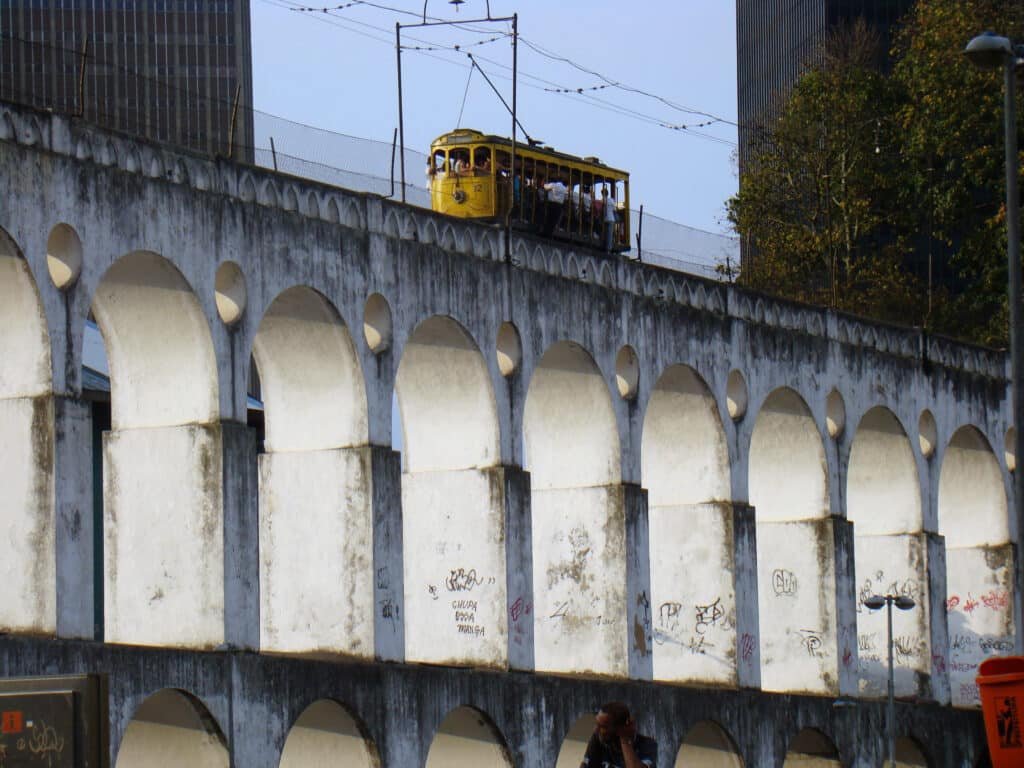 vista do bondinho em cima dos trilhos dos arcos da lapa no rio de janeiro