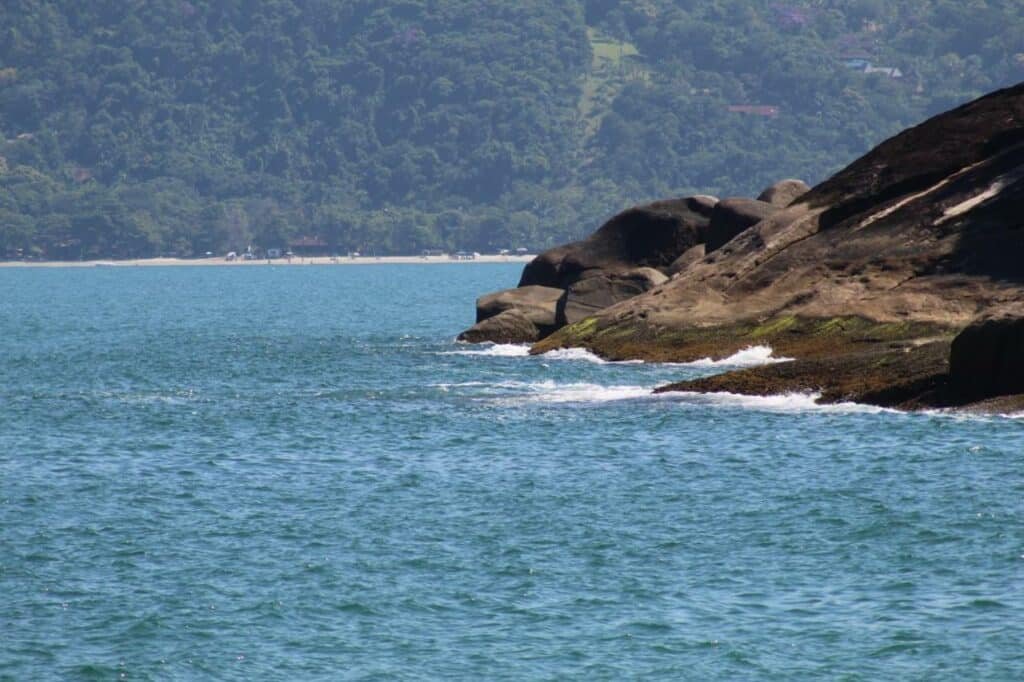 Foto do mar de Ubatuba, na Praia do Lázaro