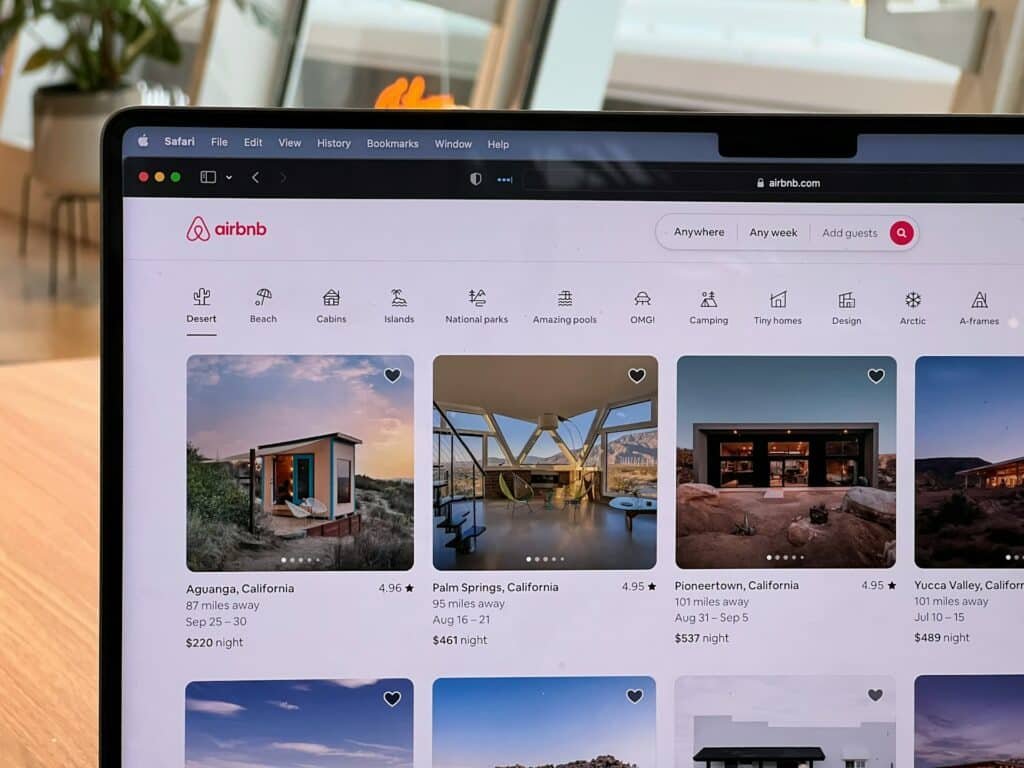 Tela de um notebook mostrando o site Airbnb
