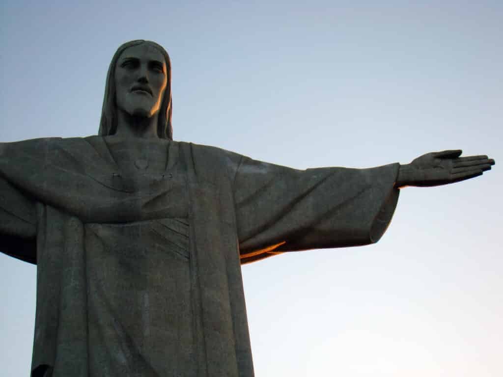 estátua do cristo redentor no rio de janeiro vista de frente e com zoom