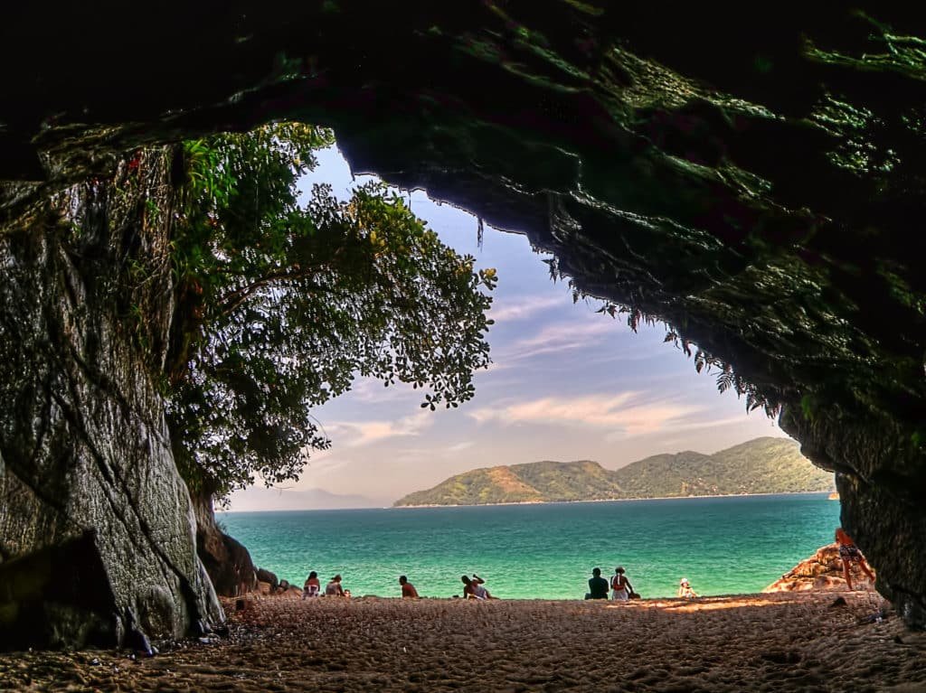 Vista do mar da Praia da Sununga, a partir de espaço na Gruta que Chora, atração do local