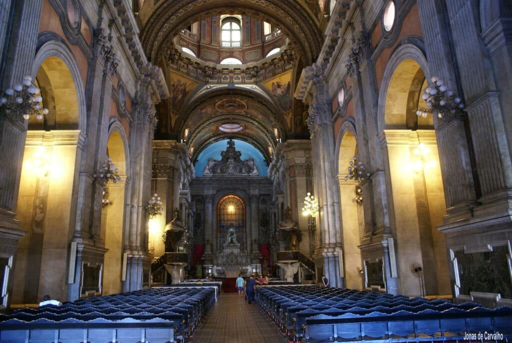 interior da igreja da candelária no rio de janeiro