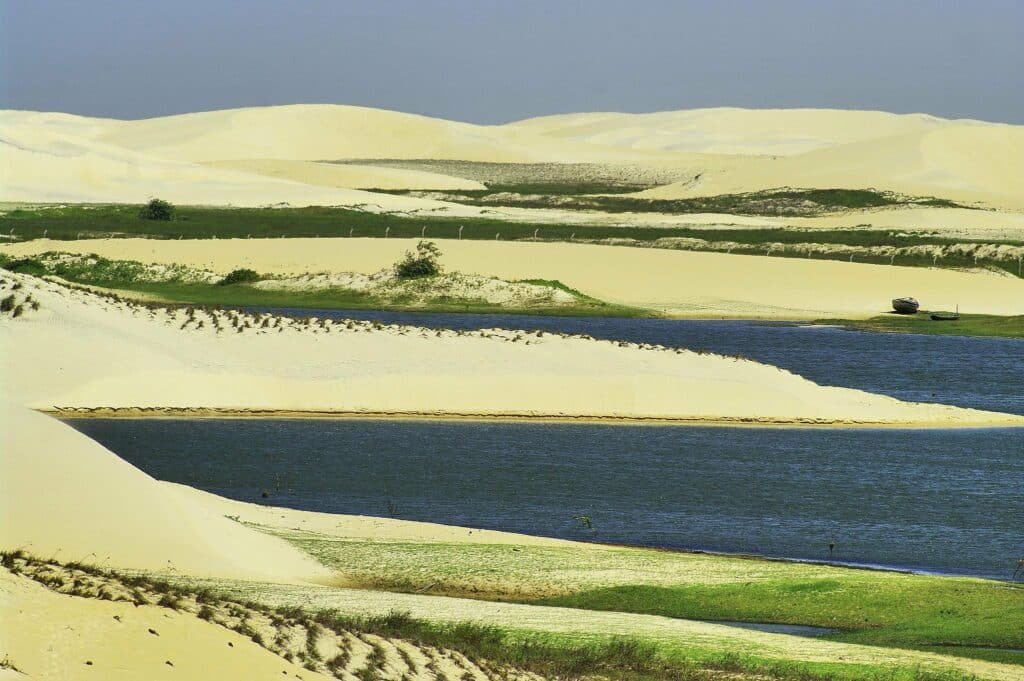 Vista da Lagoa do Portinho, em Luís Correia com dunas e lagoas.