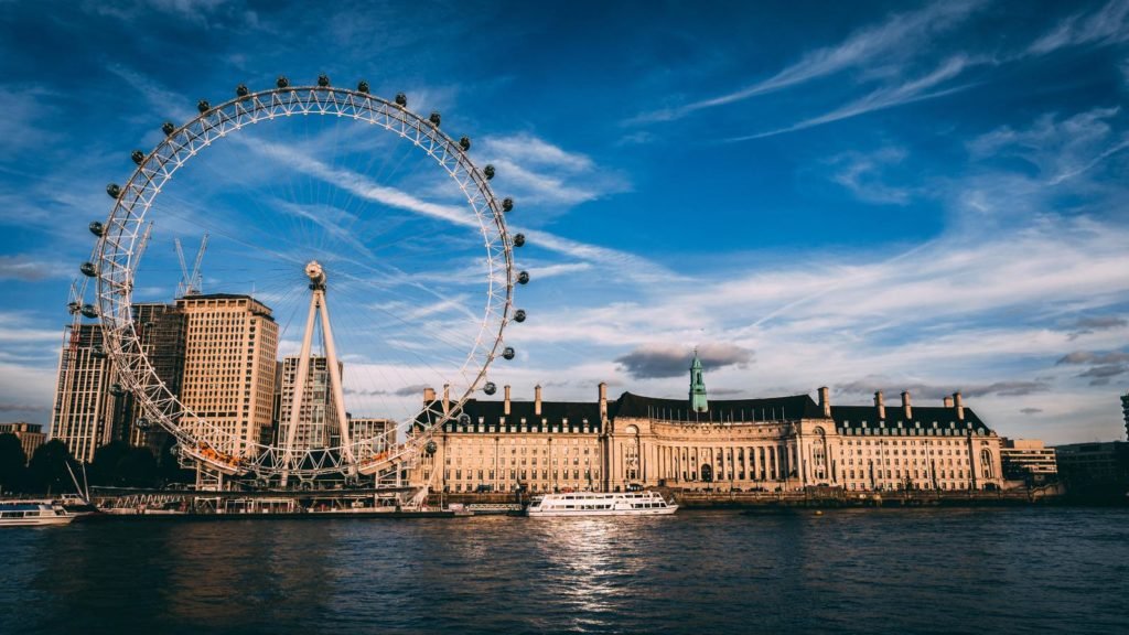 Vista da London Eye ao lado do London County Hall