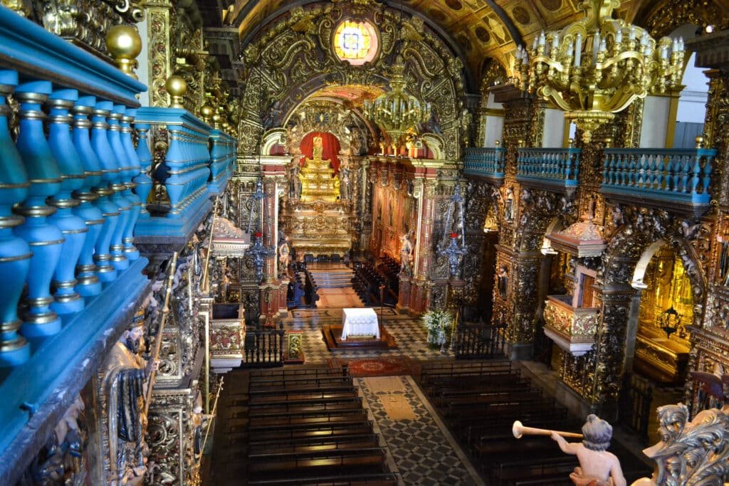 vista do interior da igreja do mosteiro de são bento no rio de janeiro