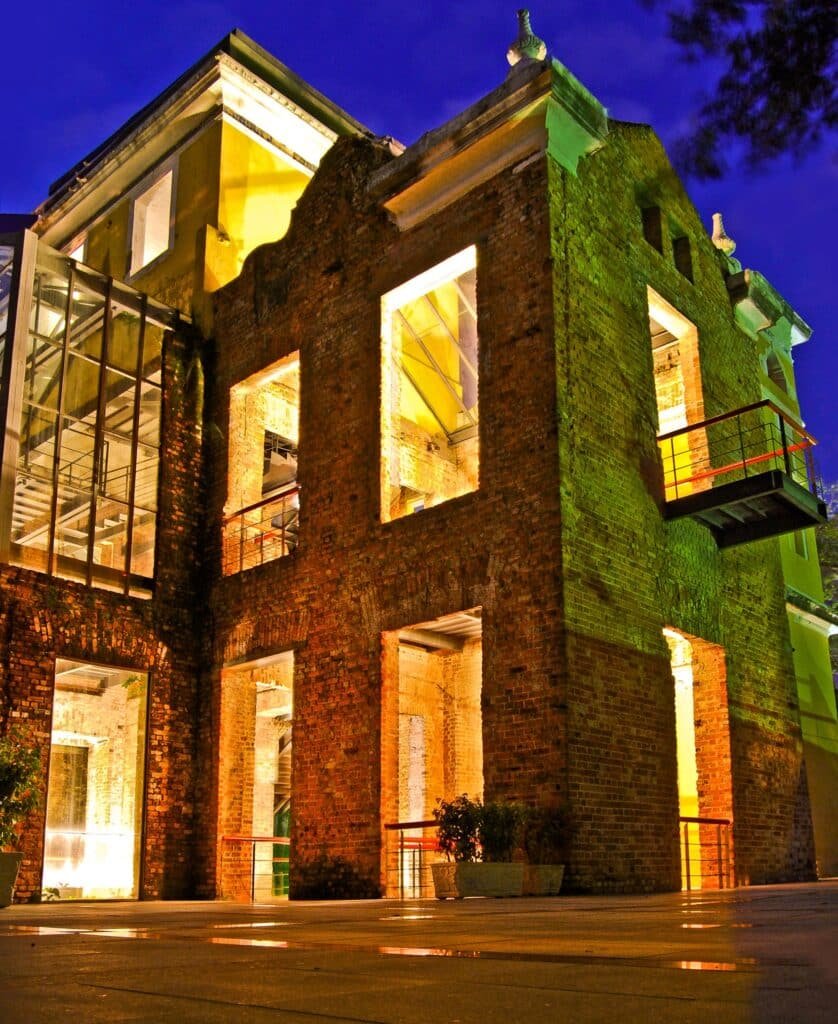 fachada do prédio histórico no parque das ruínas no rio de janeiro