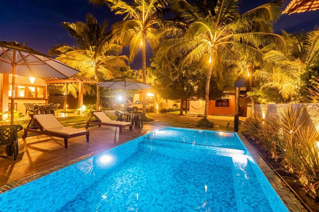 Vista da piscina da Sombra do Coqueiro Villas - 150m da Praia.