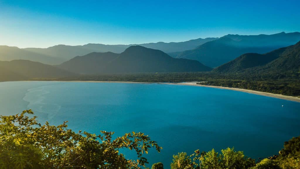 Uma das melhores praias de Ubatuba é a Praia do Ubatumirim, tranquila e afastada do centro e separada da Praia do Estaleiro por um rio.