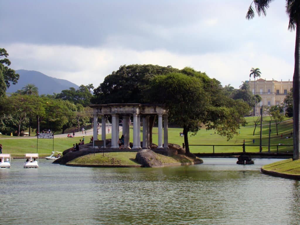 vista do monumento ilhado no lago da quinta da boa vista no rio de janeiro